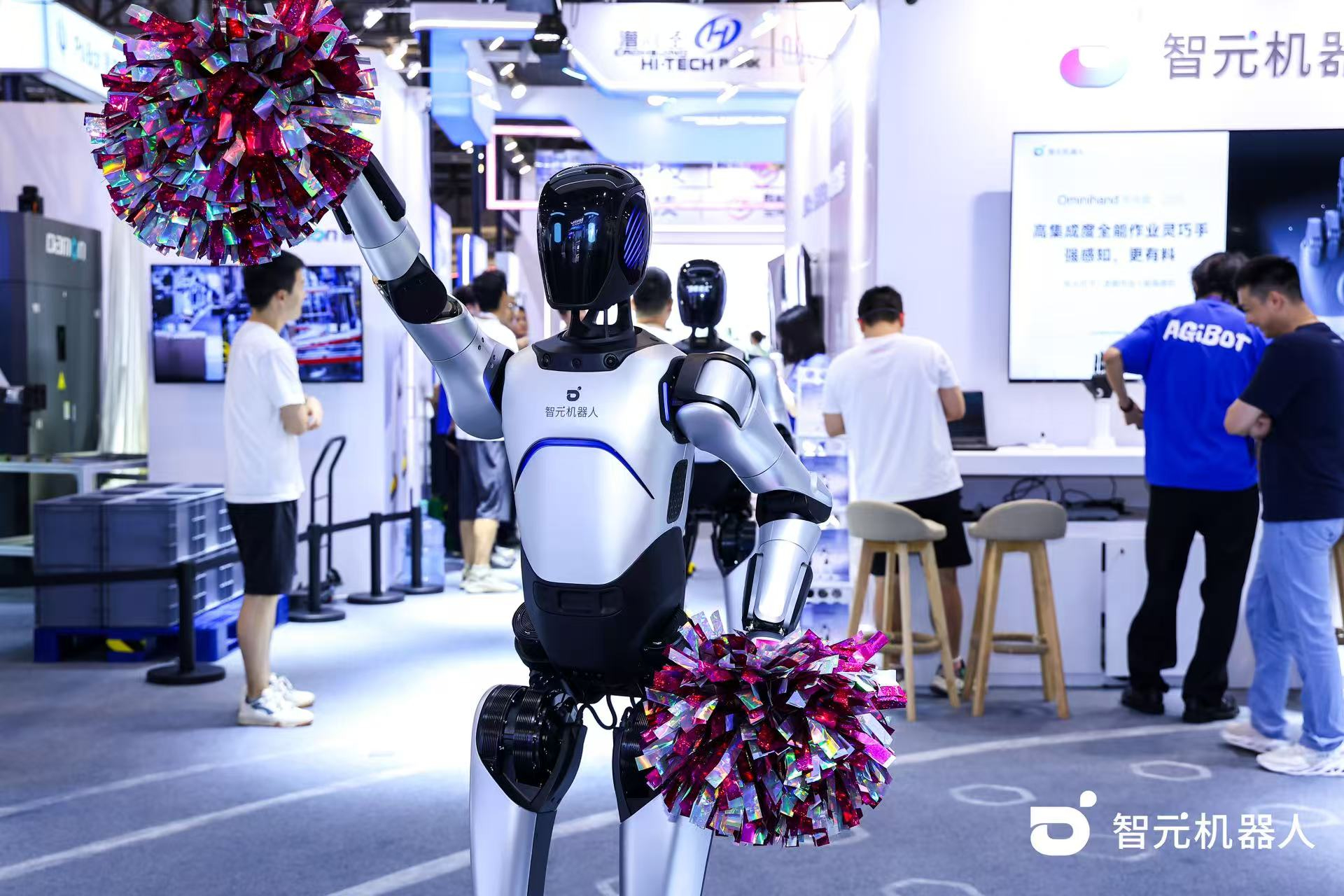 星空官网机器人 WAIC 首日展台火爆，机器...